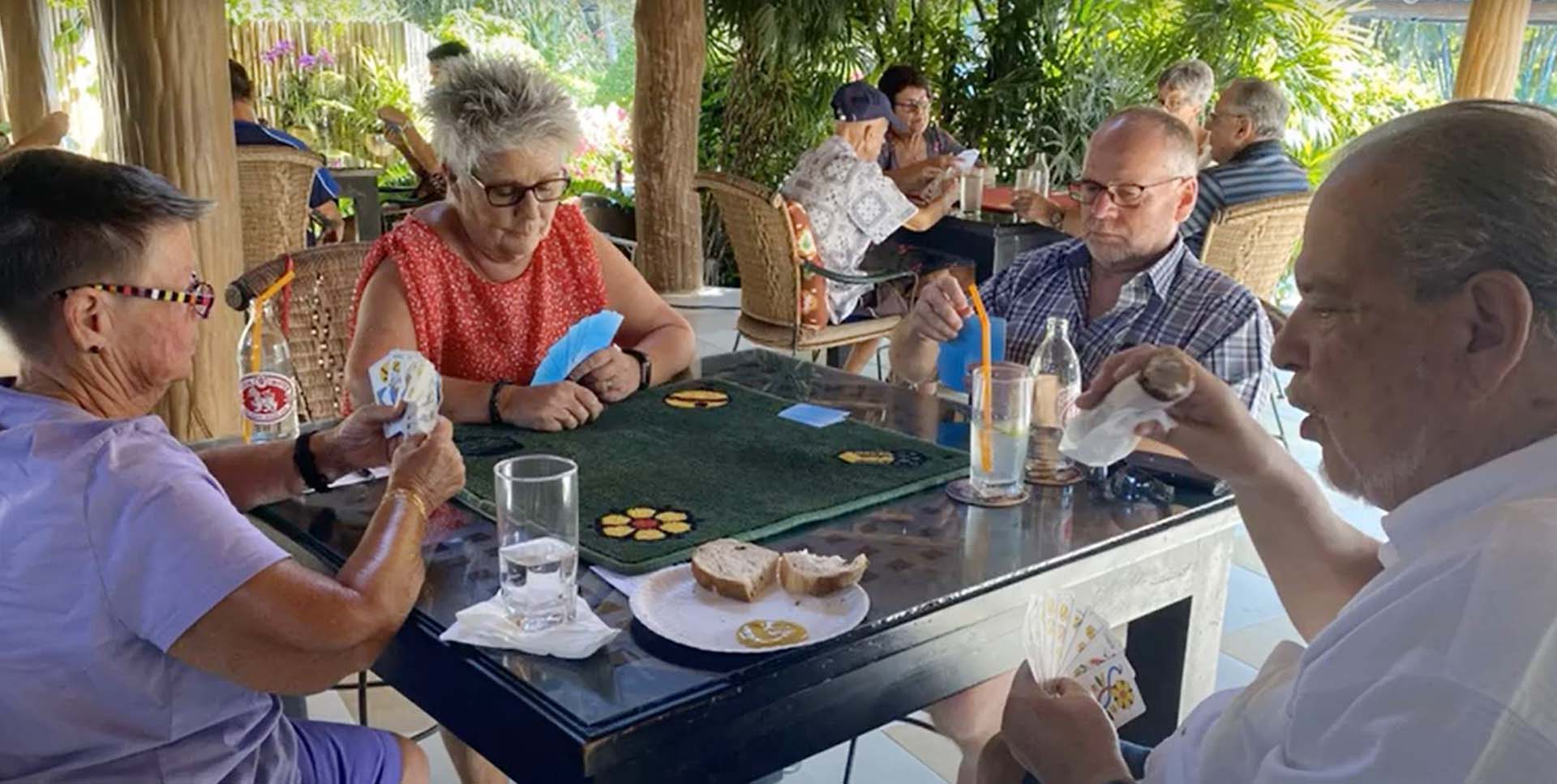 Retraités en train de jouer aux cartes.