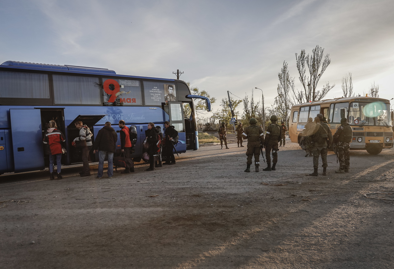 Civili lasciano l acciaieria di Mariupol su pullman.