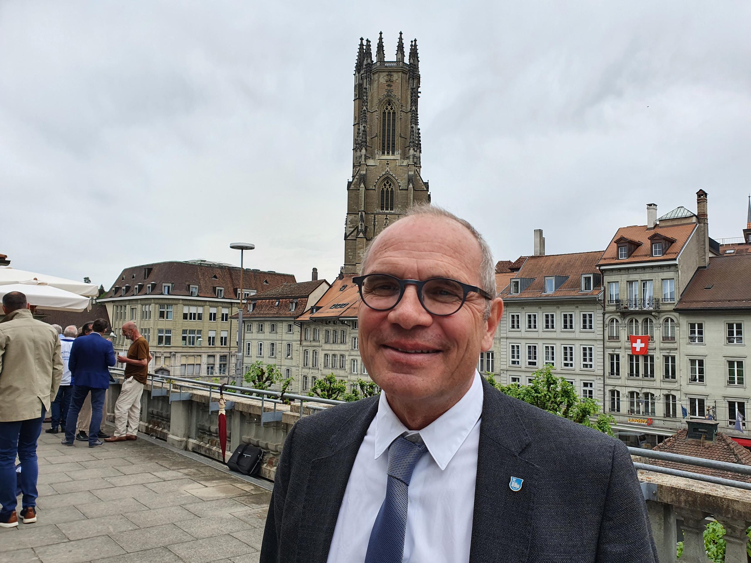 Homem frente a uma catedral