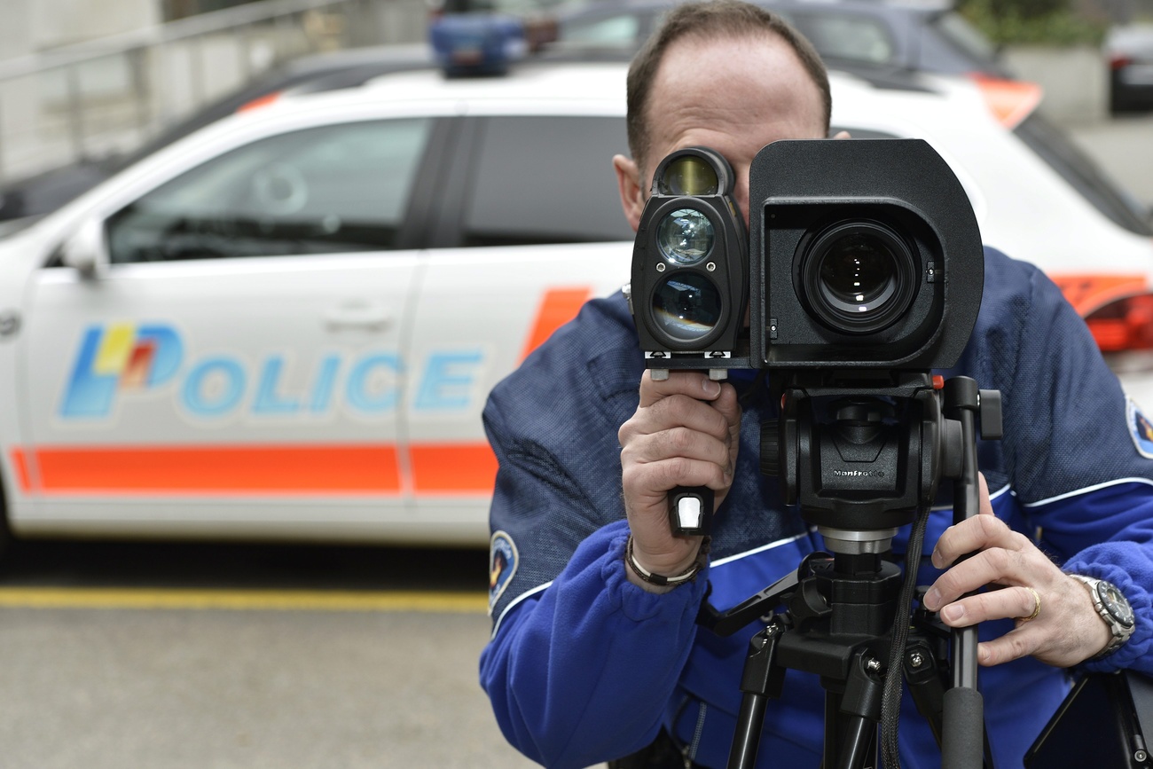 Policial com radar rodoviário