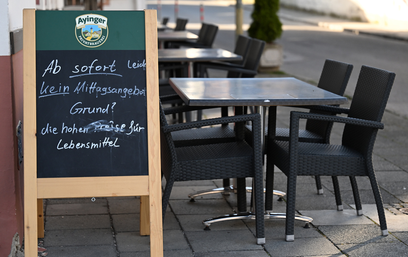 Schild vor Restaurant: Ab sofort kein Mittagessen - zu hohe Lebensmittelpreise