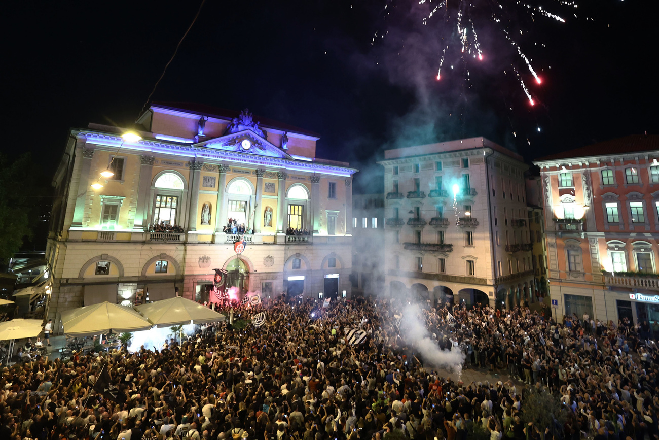 Festeggiamenti in piazza per l FC Lugano.