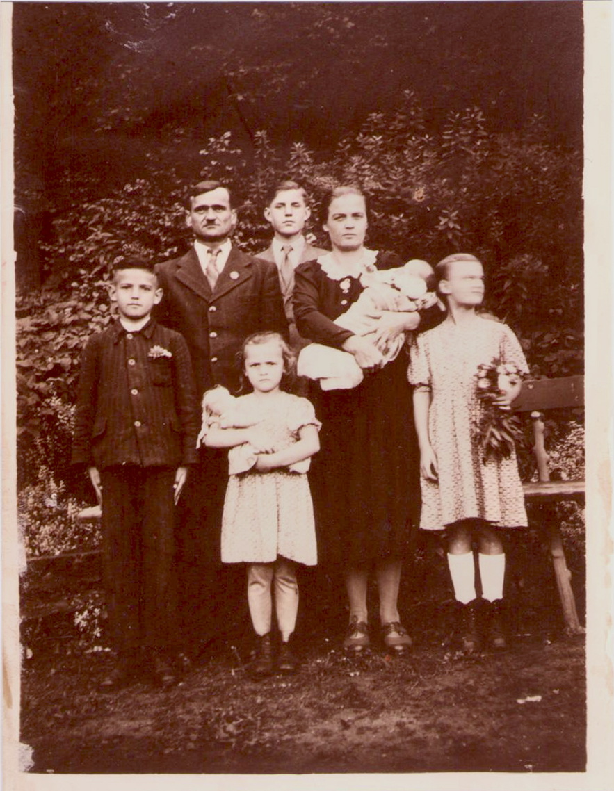 Oskar Zwicky(左)與其他家庭成員在過去的捷克斯洛伐克合影留念。
