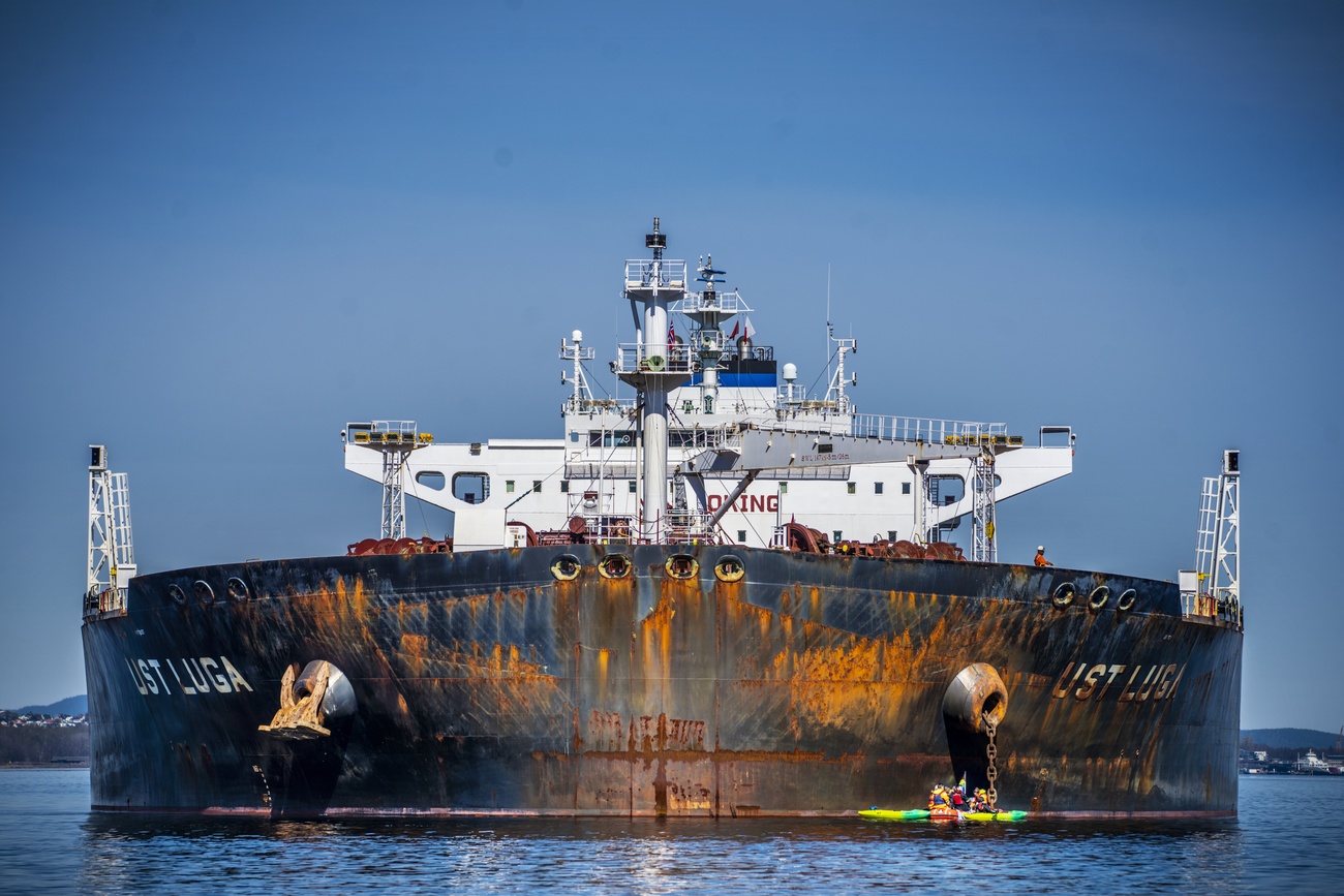 Ativistas do Greenpeace protestam em frente ao petroleiro russo.