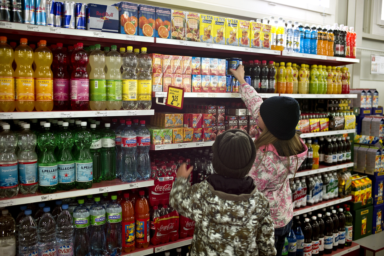 crianças em supermercado