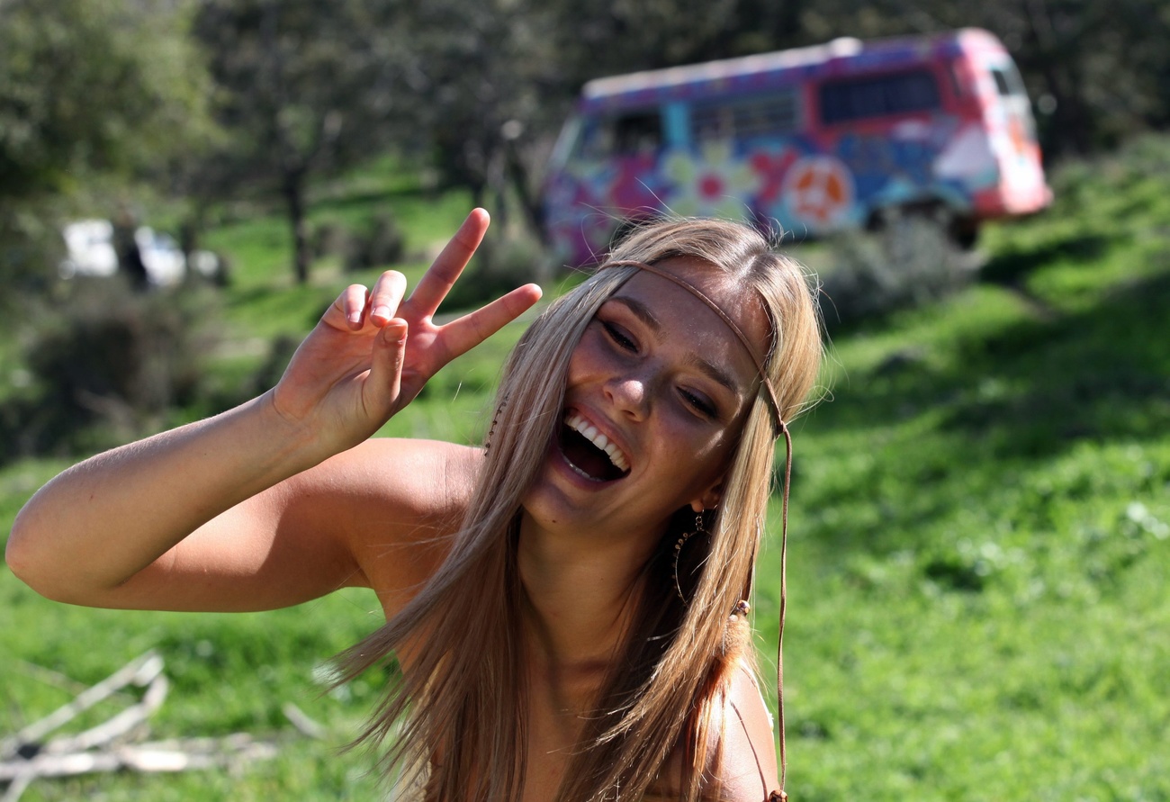 Bar Raphaeli, la celebre modella israeliana vestita come una hippy.