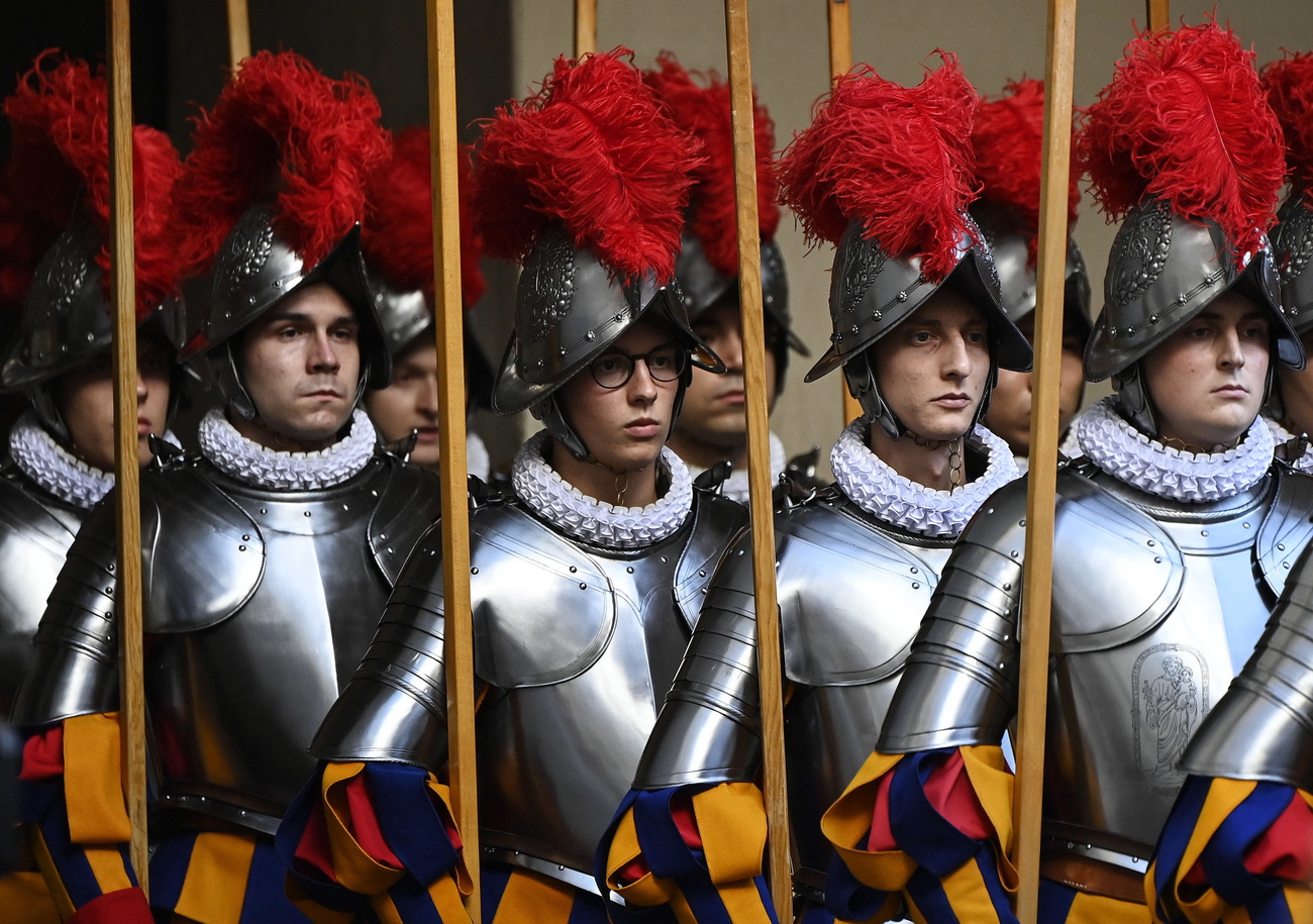guardie svizzere in uniforme sull attenti