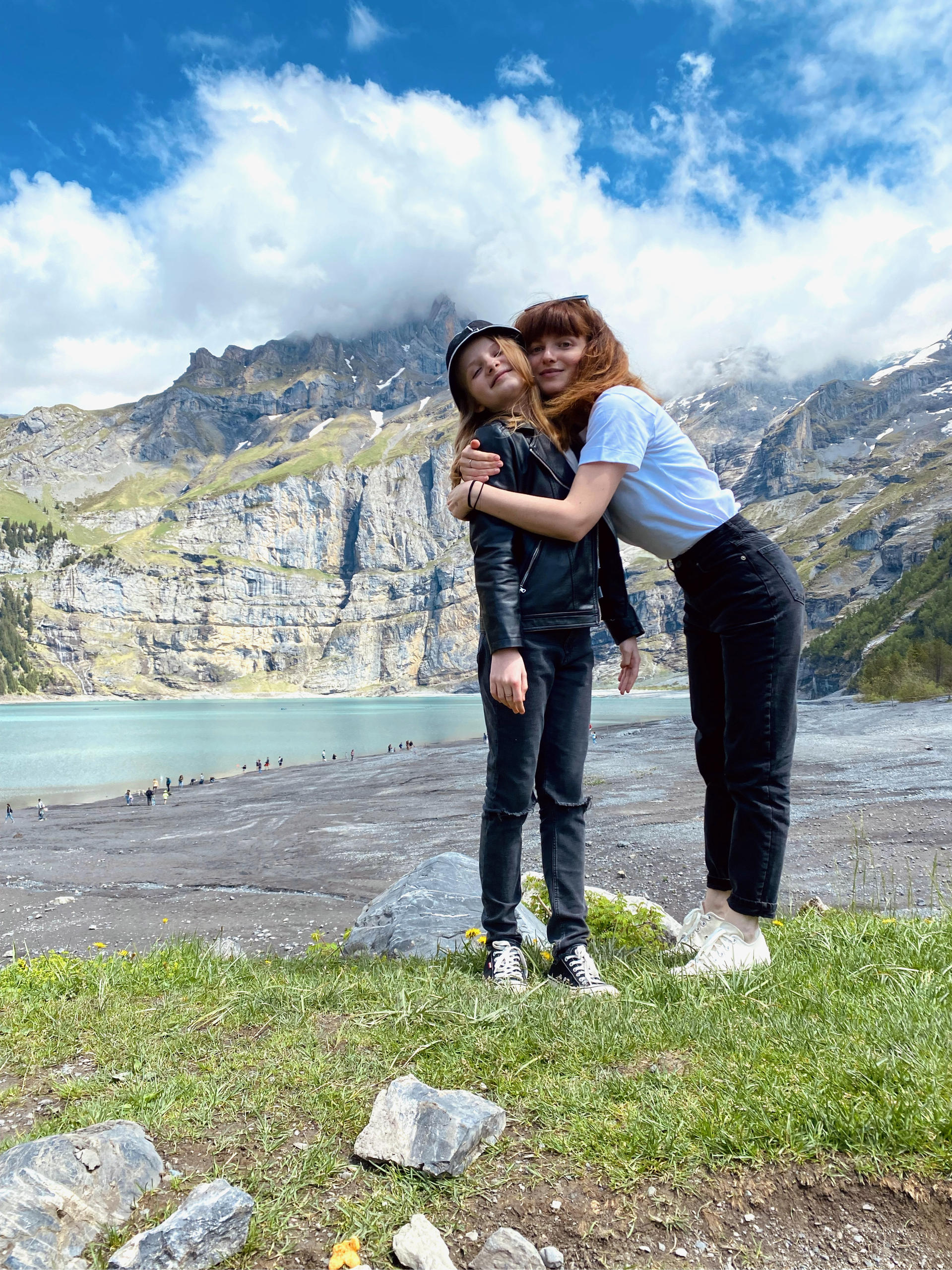 Une femme et sa fille au bord d un lac de montagne