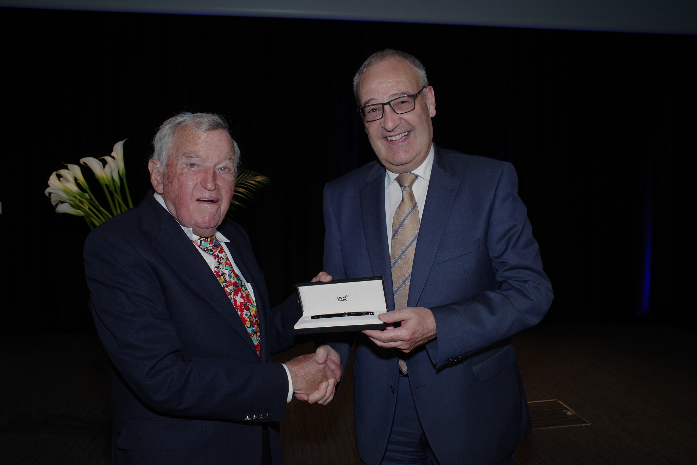 Hansjörg Wyss receives award from Guy Parmelin.