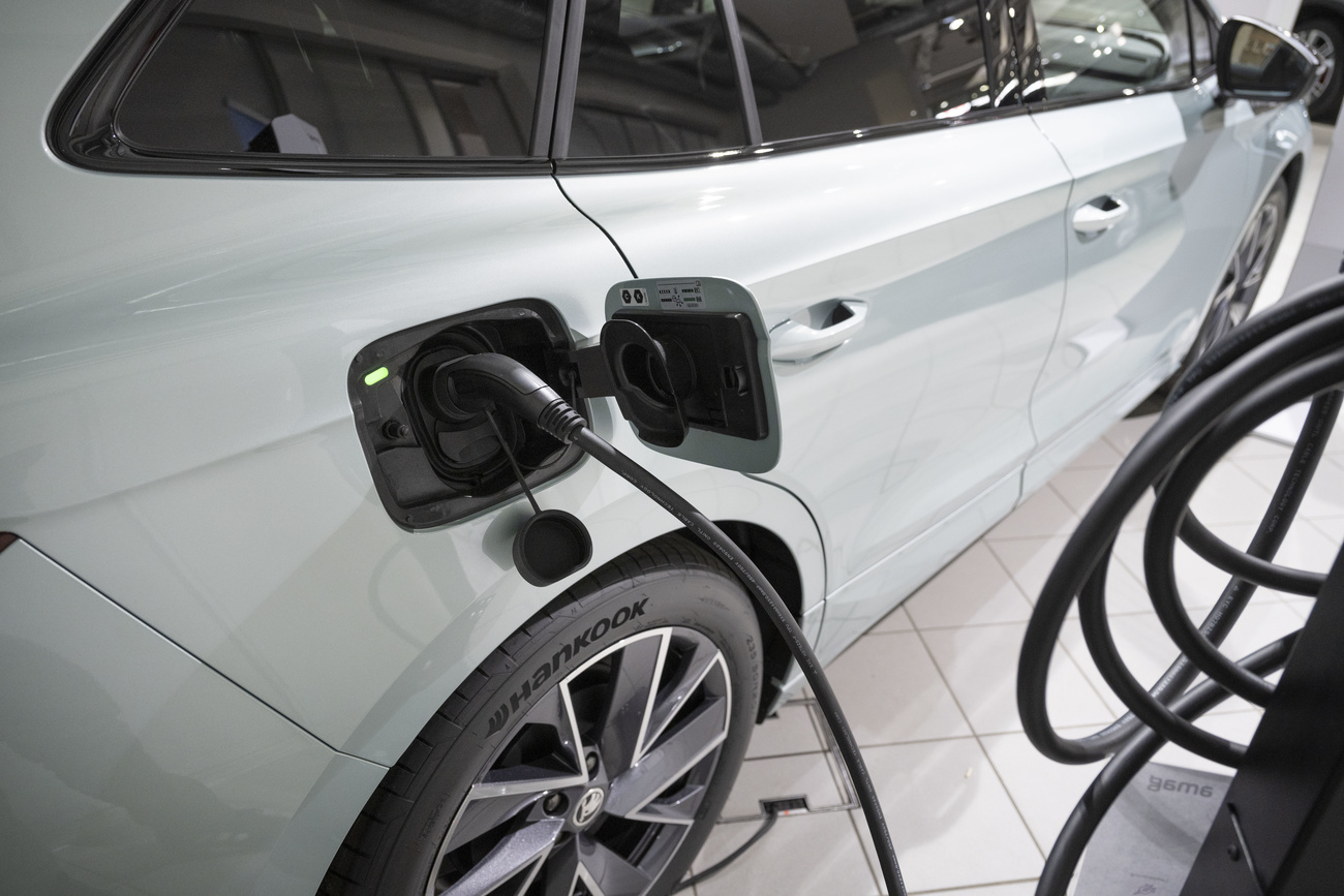 auto elettrica in carica