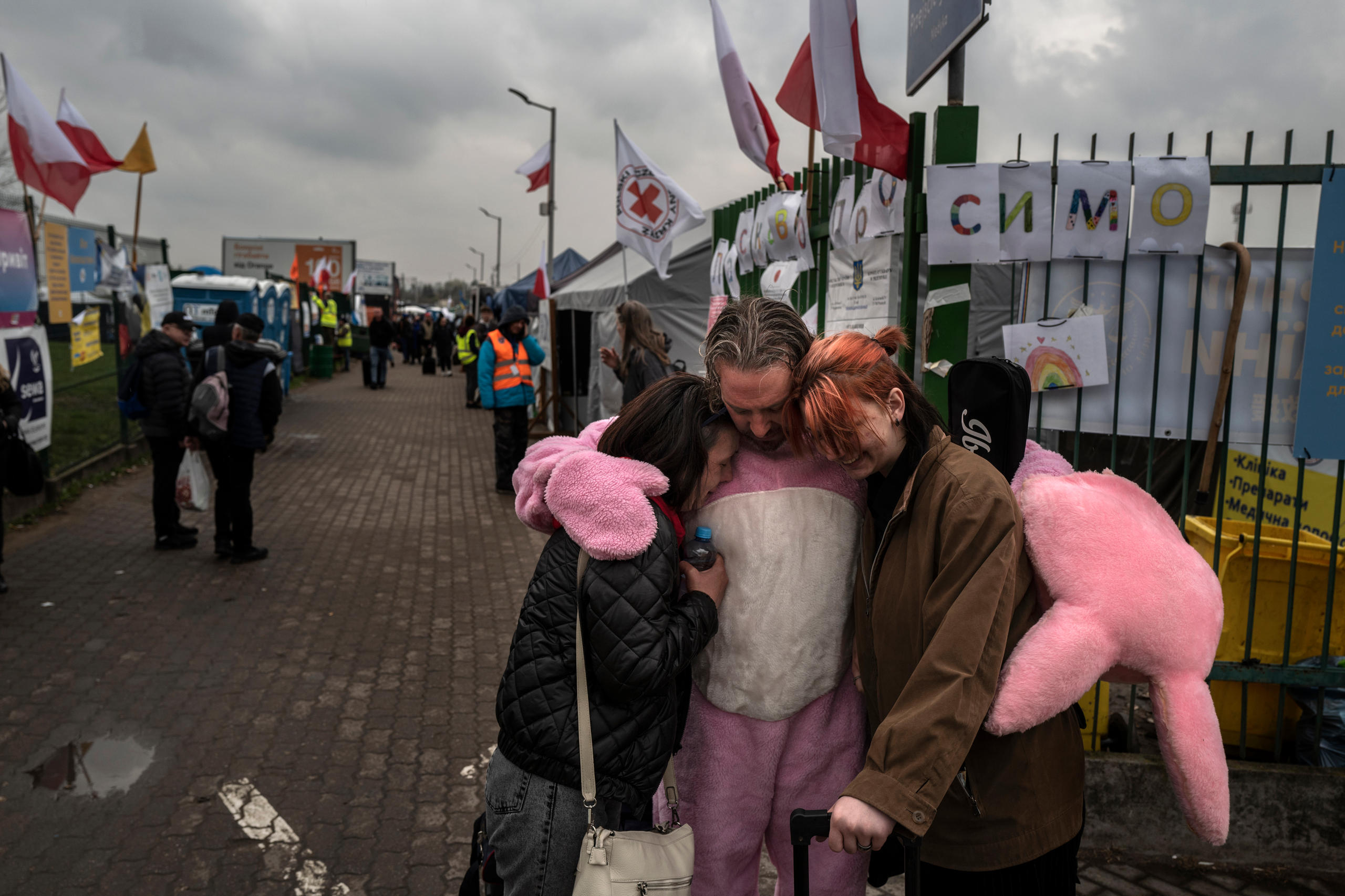 Un hombre abraza a dos mujeres