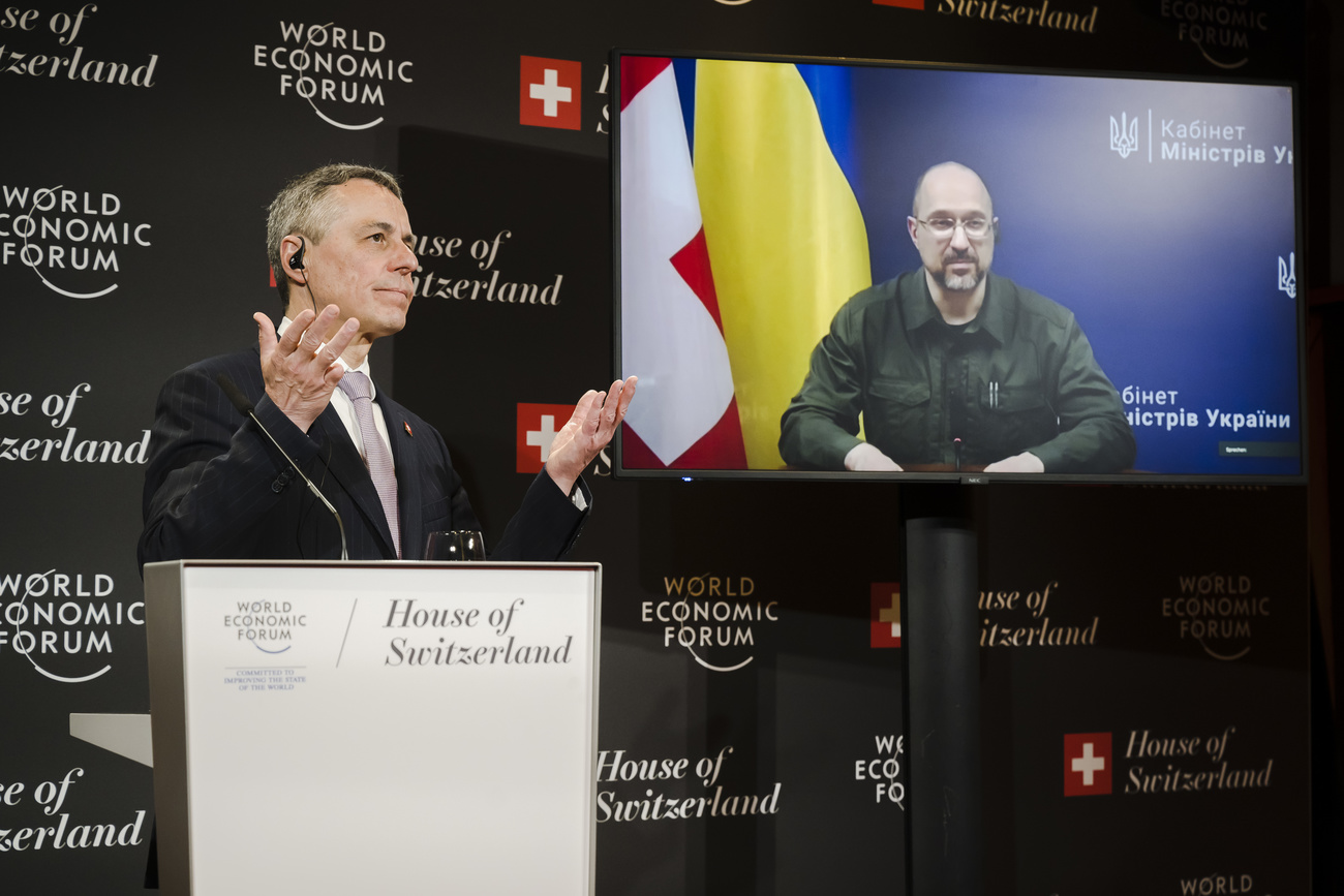 2022年5月24日，瑞士联邦主席伊格纳西奥·卡西斯(Ignazio Cassis)在达沃斯举行的世界经济论坛(WEF)期间与乌克兰总理杰尼斯·什米加尔(Denys Shmygal)进行了现场直播。