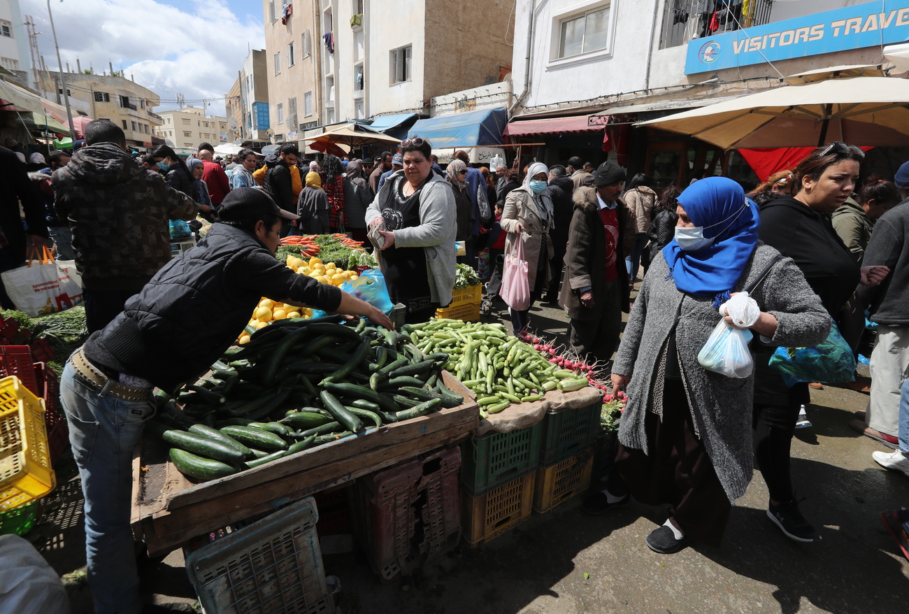 رجال ونساء في سوق شعبية