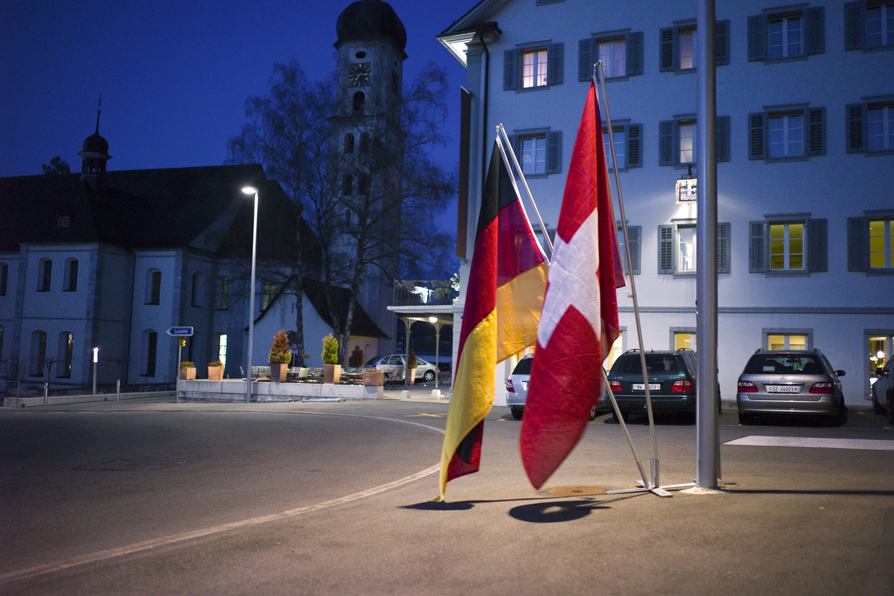 Deutschland- und Schweizerfahne an einer Schweizer Strassenkreuzung