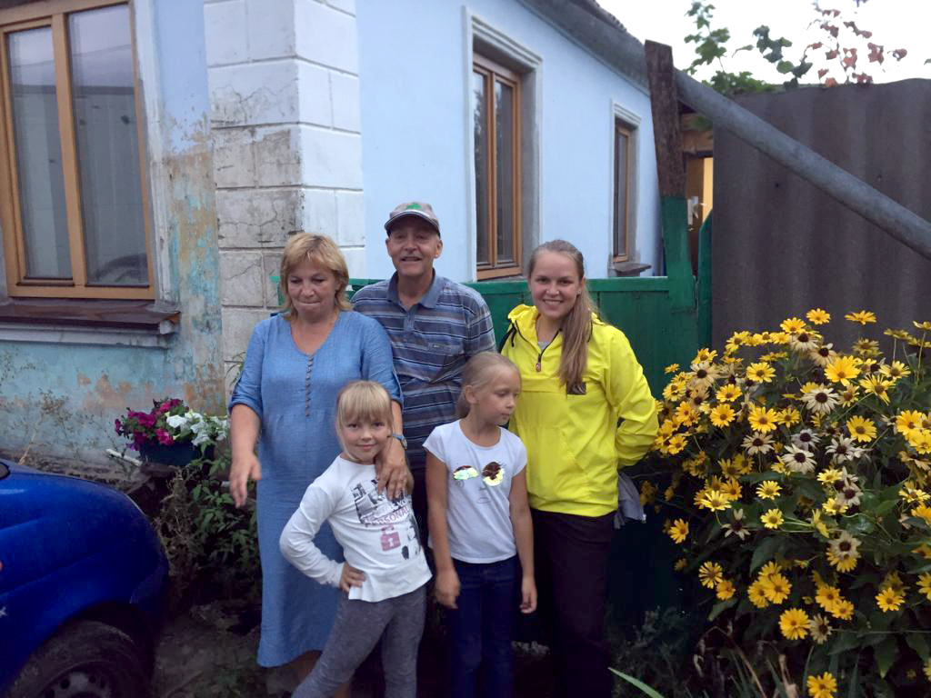 Photo de famille devant une maison en Russie