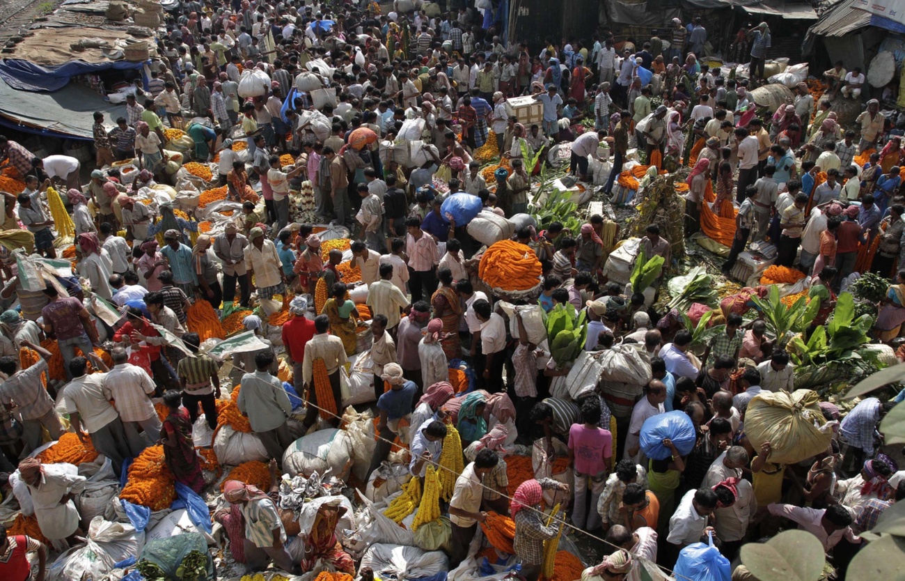اكتظاظ بين رجال ونساء في سوق شعبية بالهند