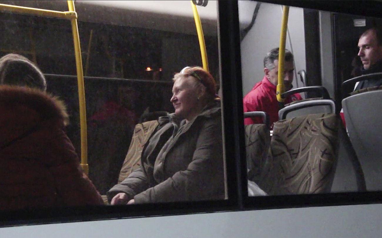 finestrino di autobus. donna anziana seduta