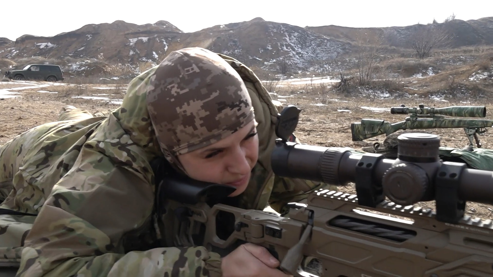 Scharfschützin der ukrainischen Armee schaut in der Region Donbass durch ihr Zielfernrohr