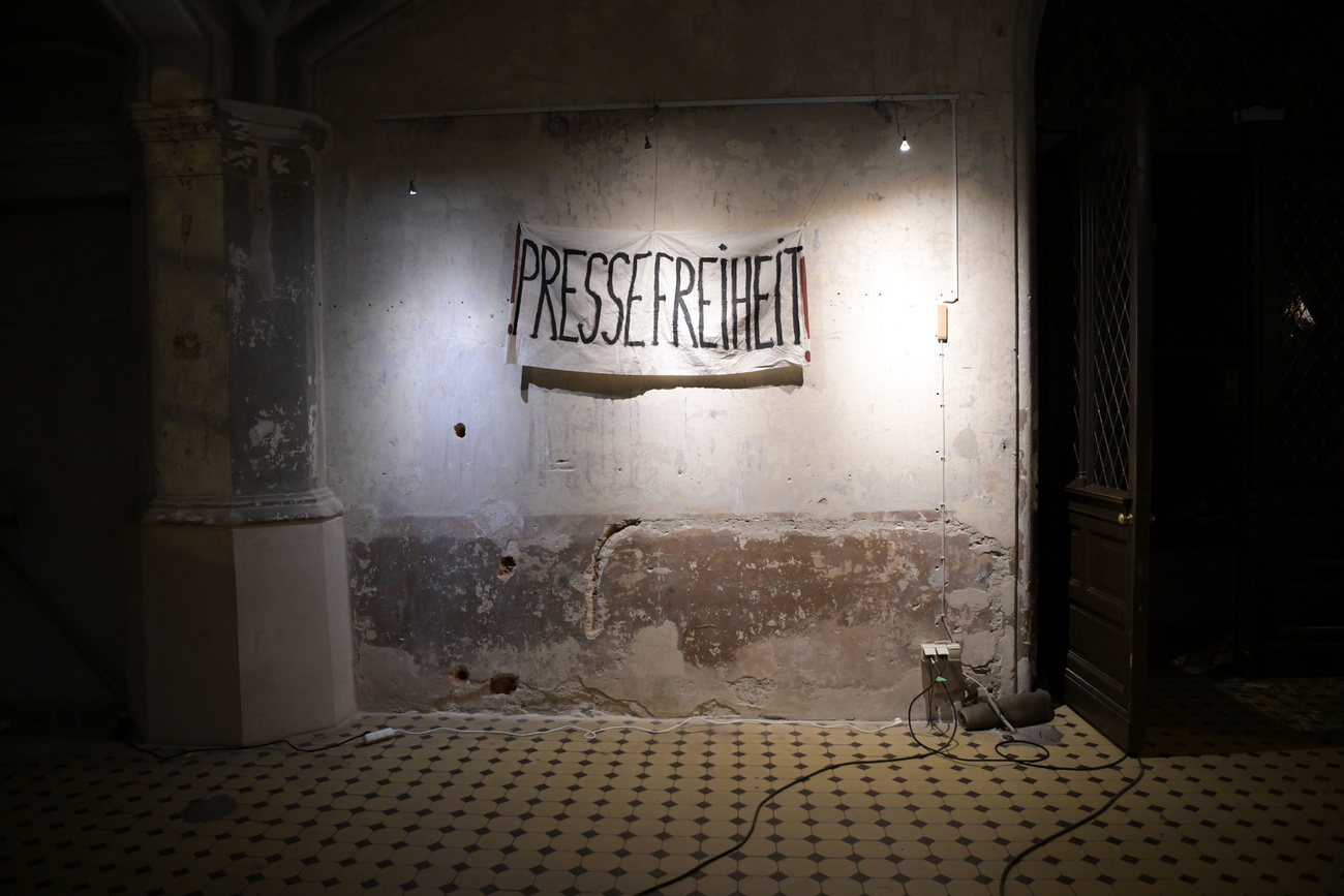 Ein Banner mit der Aufschrift Pressefreiheit an einer Wand