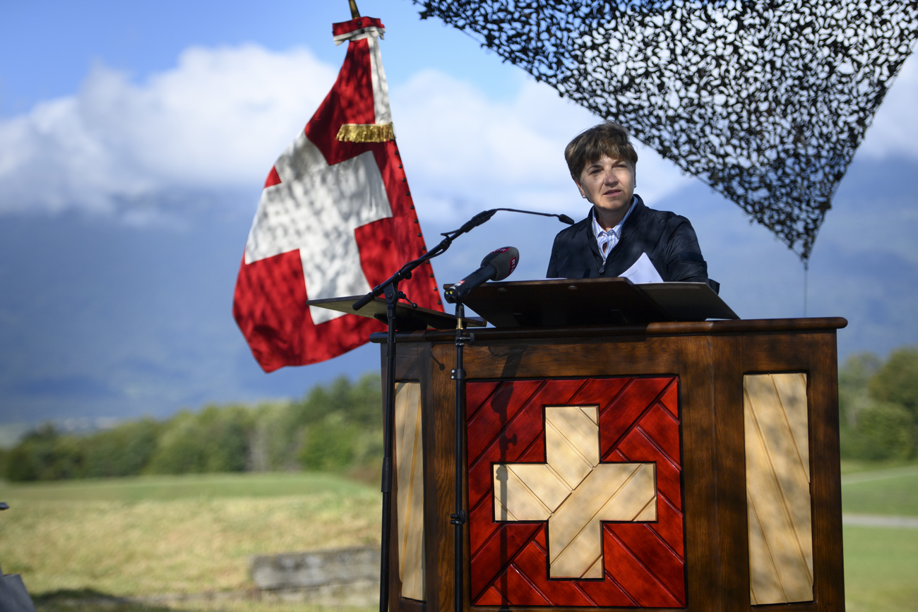 Viola Amherd durante una conferenza stampa sull esercito tenuta all aperto