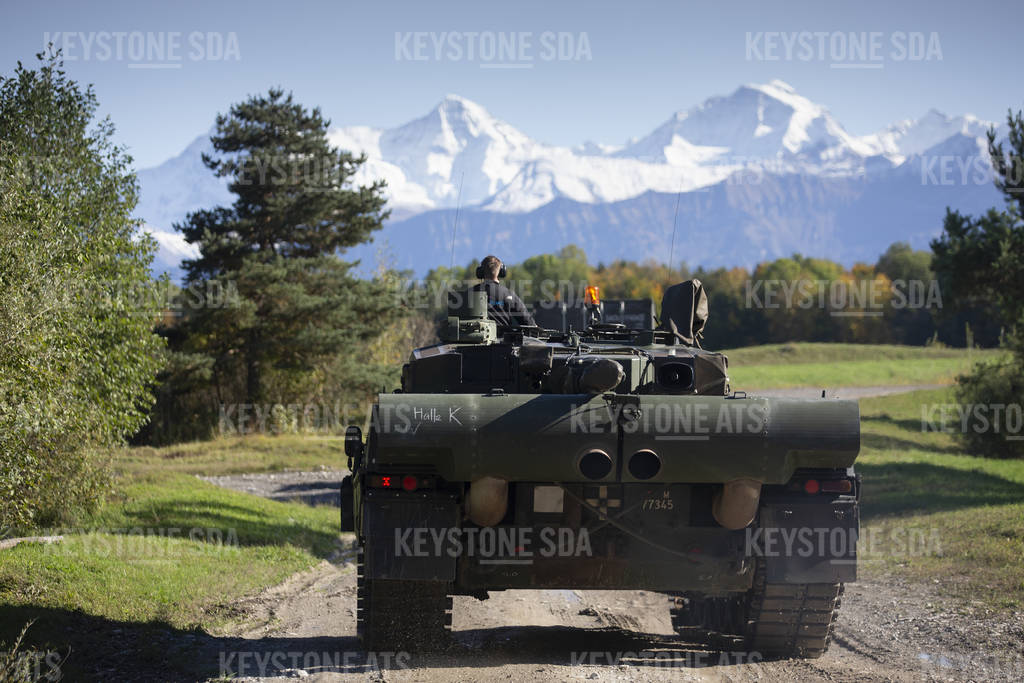 Tanque suíço contra cenário de montanha