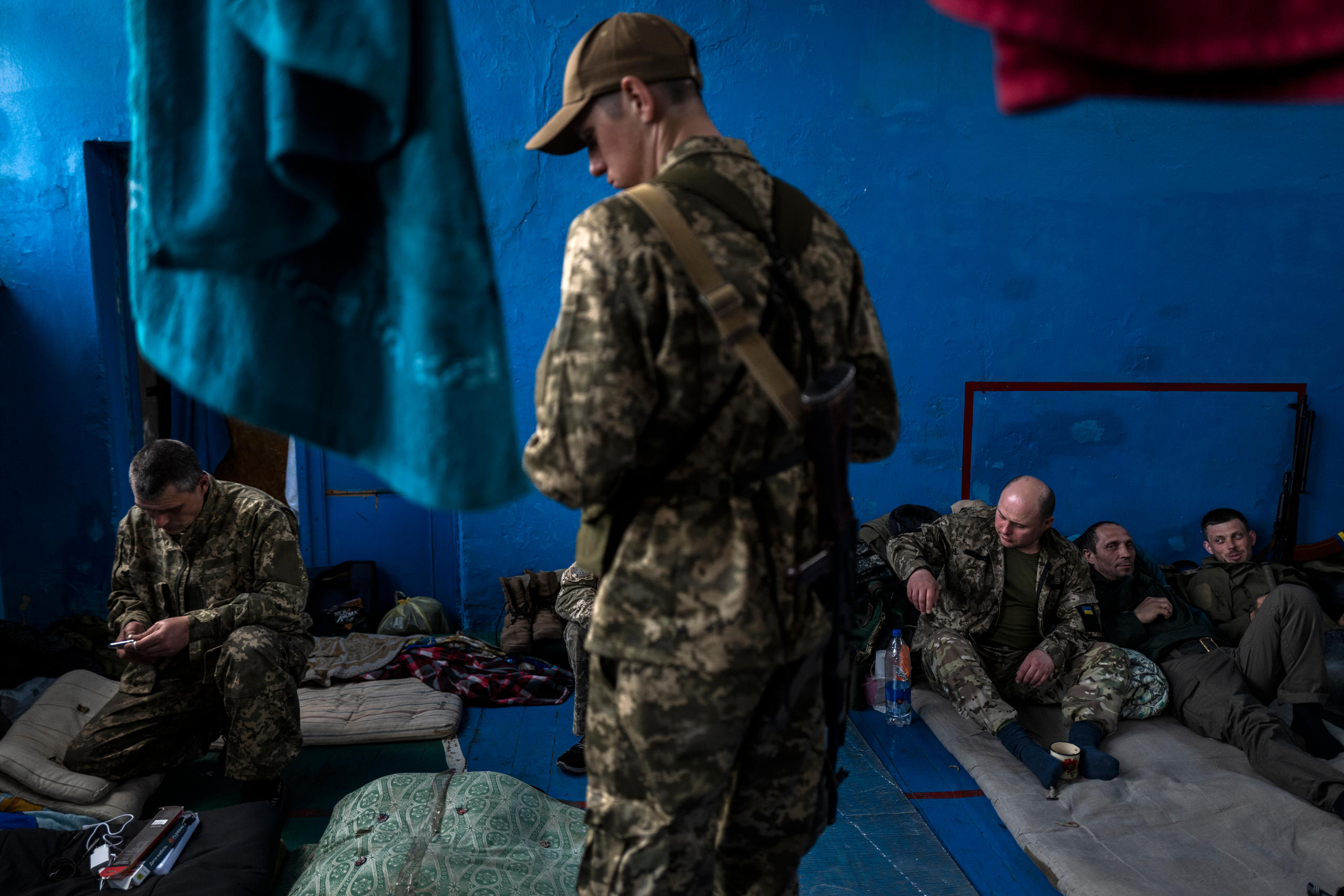 soldados en una habitación azul