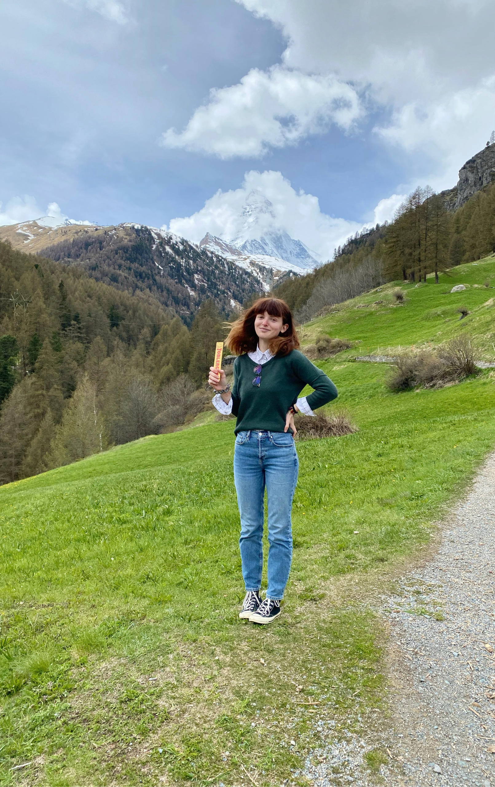 Une femme devant le Cervin.