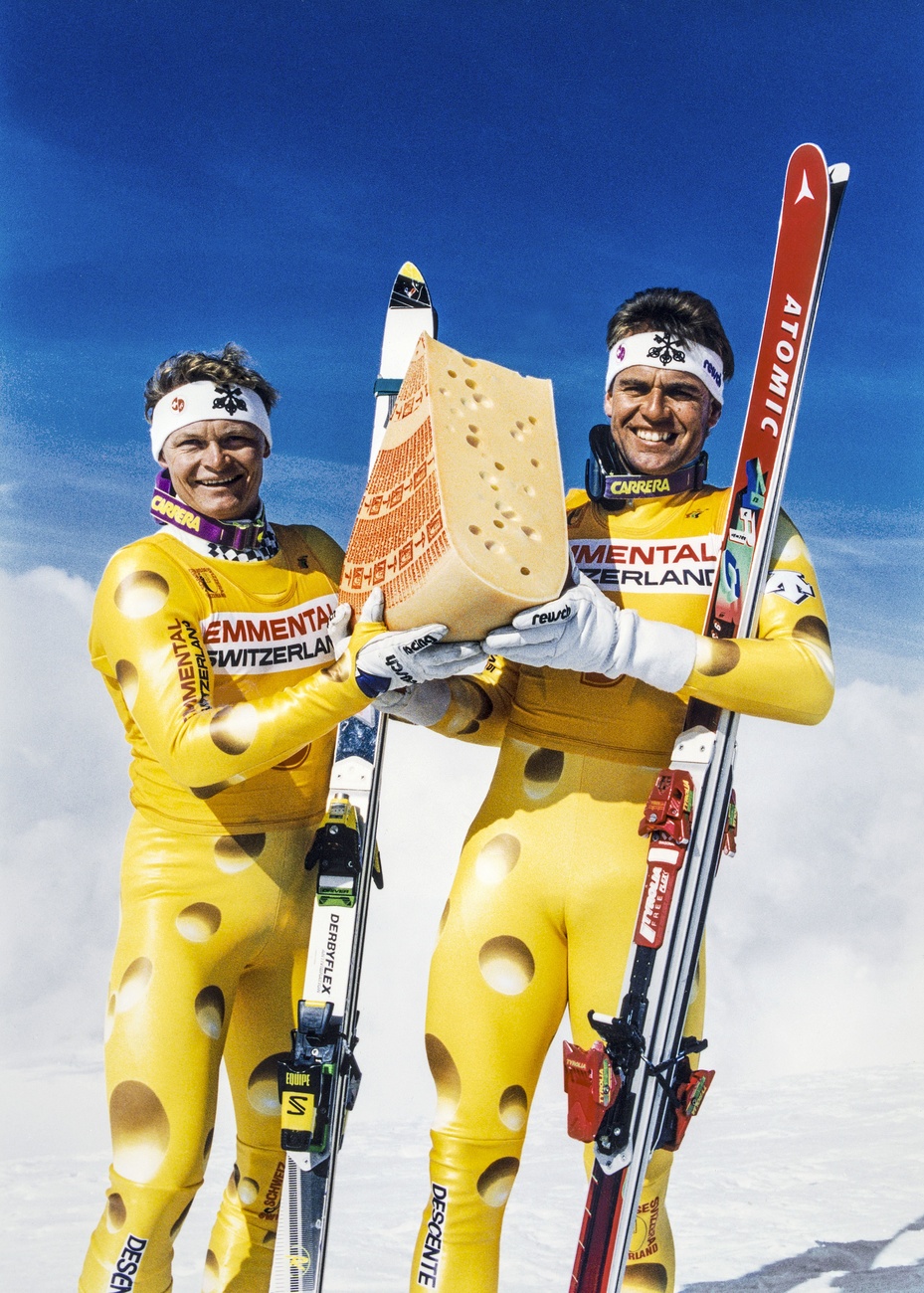 チーズ同盟はここにも。スキー・スイス代表チームの1992年から98年までのユニフォーム。スイスの名スキーヤー、パウル・アッコラ選手（左）とフランツ・ハインツァー選手がチーズルックの新しいユニフォームを紹介（92年9月28日撮影）