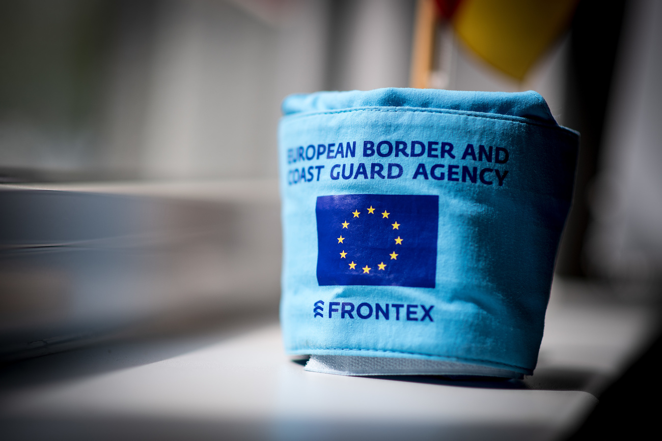 fascia per braccio con bandiera europea e scritta frontex