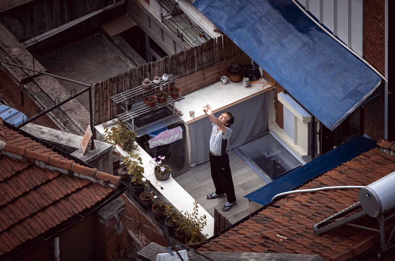 Ein Mann auf seinem Balkon während des Lockdowns in Shanghai