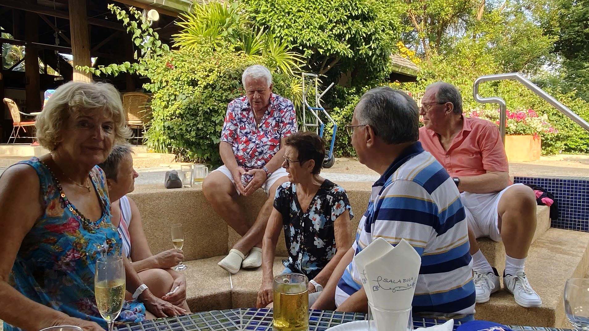 Senior:innen auf einem öffentlichen Platz in gelöster Ferienstimmung