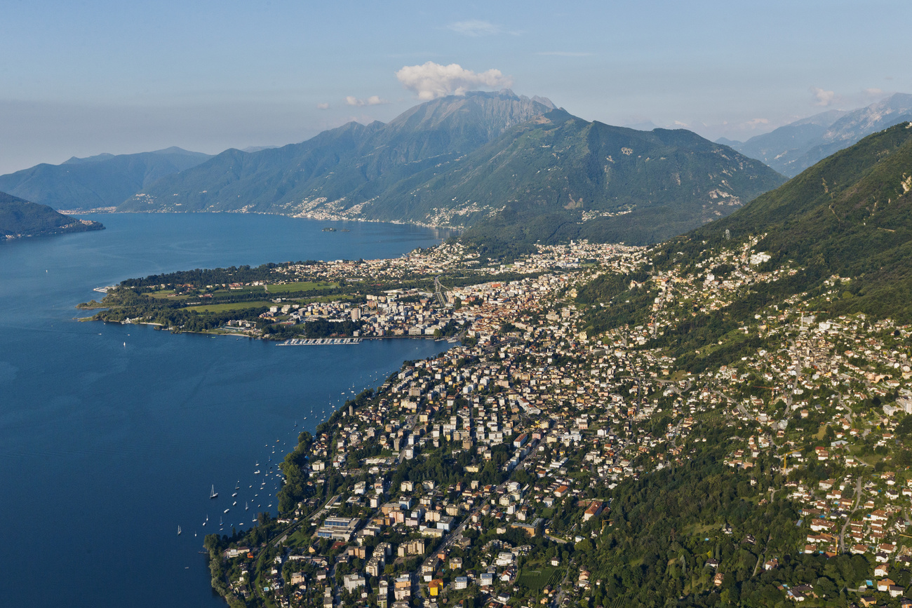 Veduta aerea della sponda del lago Maggiore attorno a Locarno.