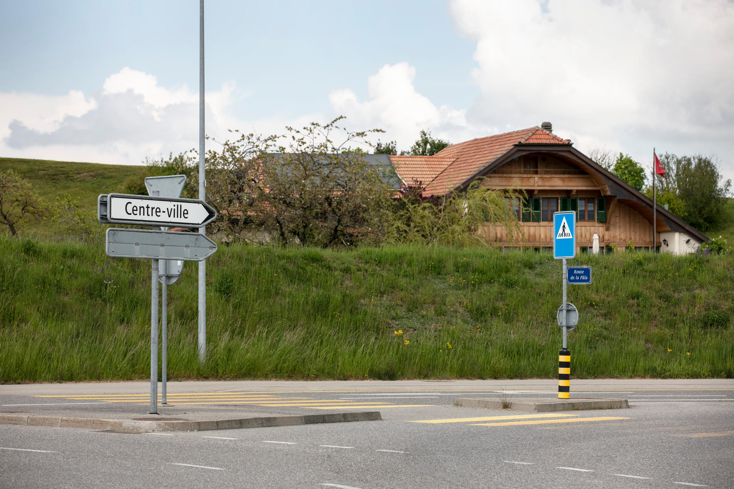 Panneau indicateur montrant la direction du centre-ville