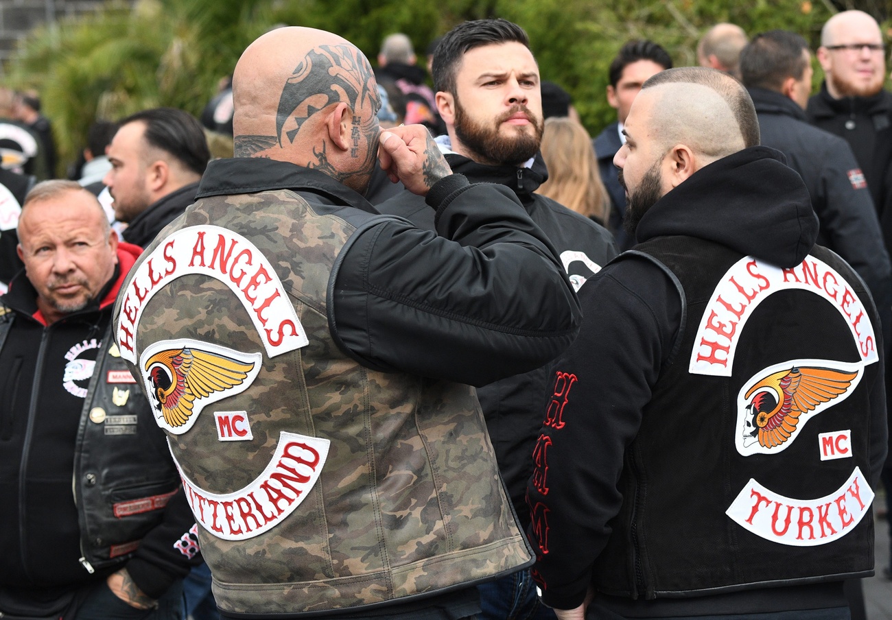 Sale lo scontro tra Hells Angels e Bandidos.