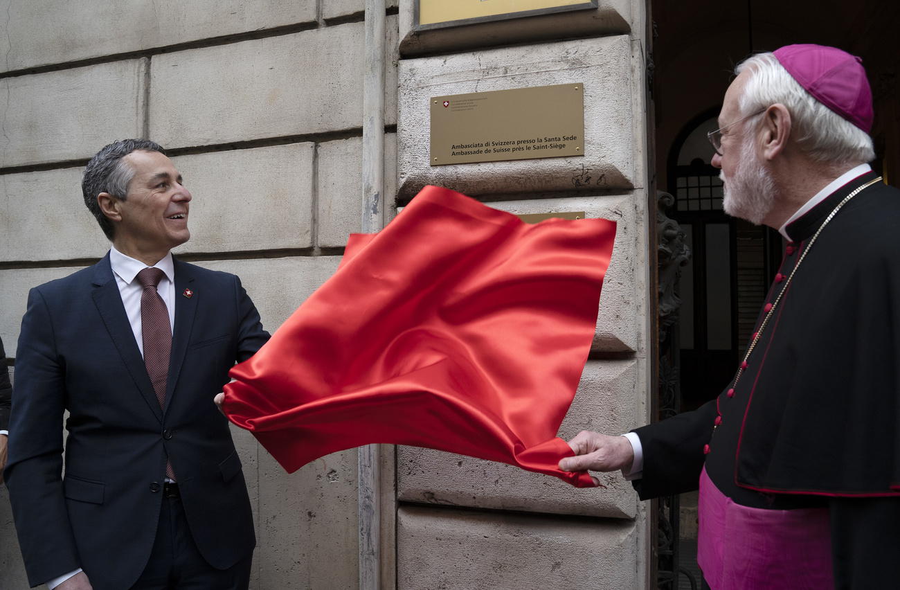 L arcivescovo Paul Richard Gallagher con Ignazio Cassis al momento dell apertura della nuova ambasciata