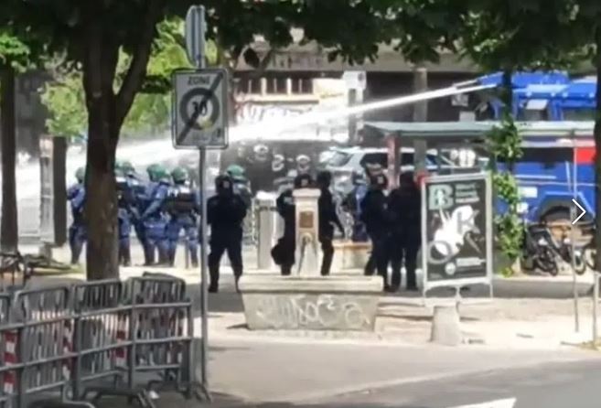 Wasserwerfer der Polizei