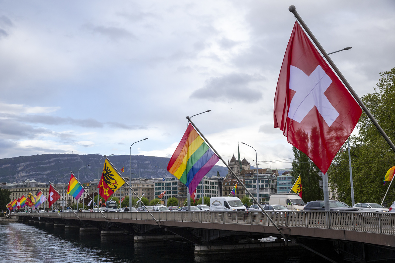 Le Pont du Mont-Blanc, à Genève, décoré pour la Journée mondiale contre l homophobie.