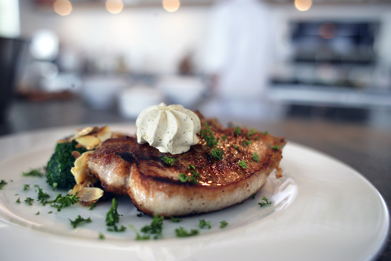 Morceau de viande dans une assiette