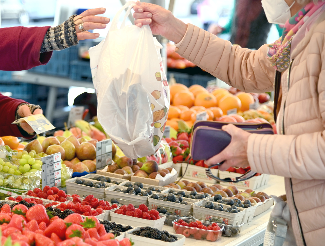 persona scquista frutta al mercato