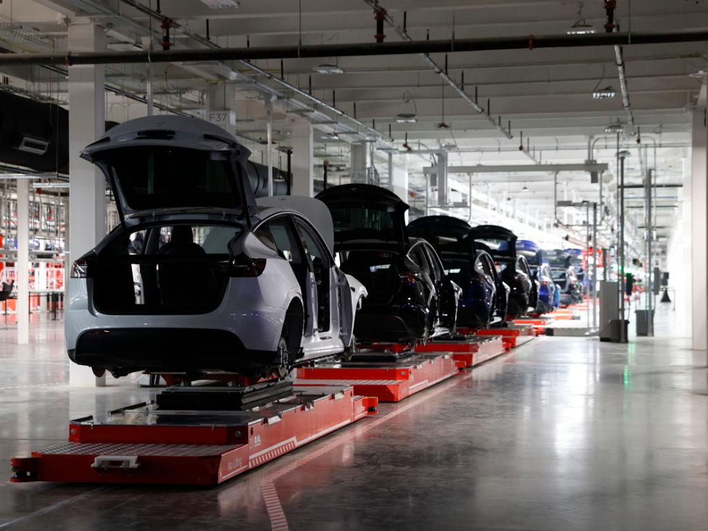 Tesla korrigiert Fehler bei 130 000 Autos per Funk-Update - SWI ...