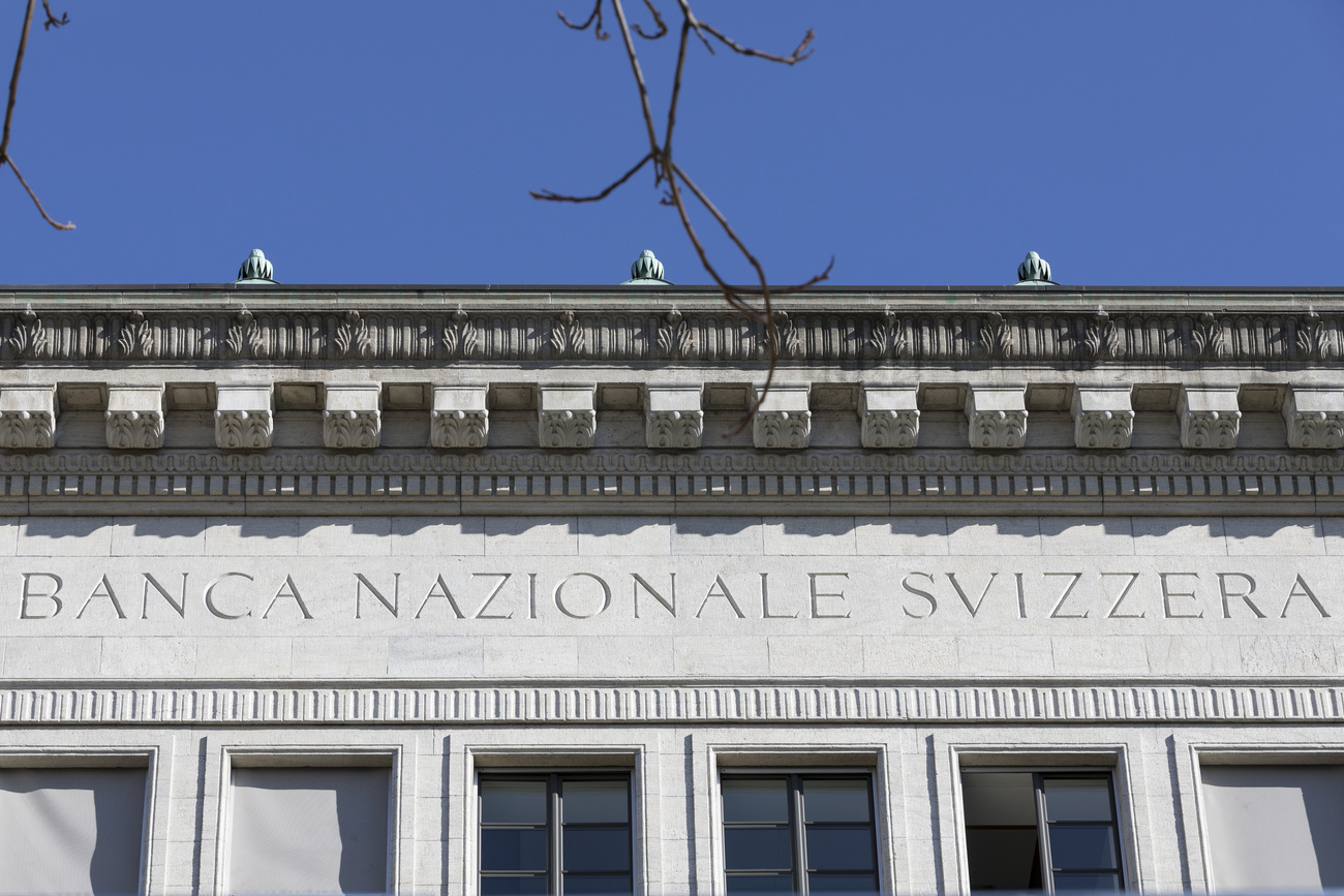 facciata di edificio su scorcio di cielo blu. sull edificio c è la scritta banca nazionale svizzera