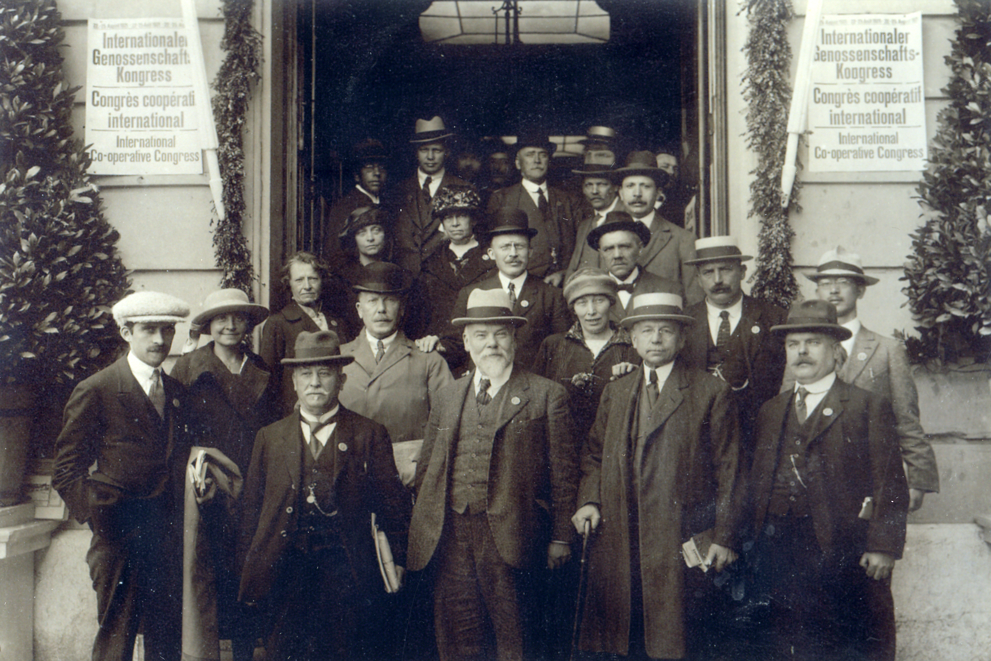 gruppo di uomini in posa su una foto in bianco e nero