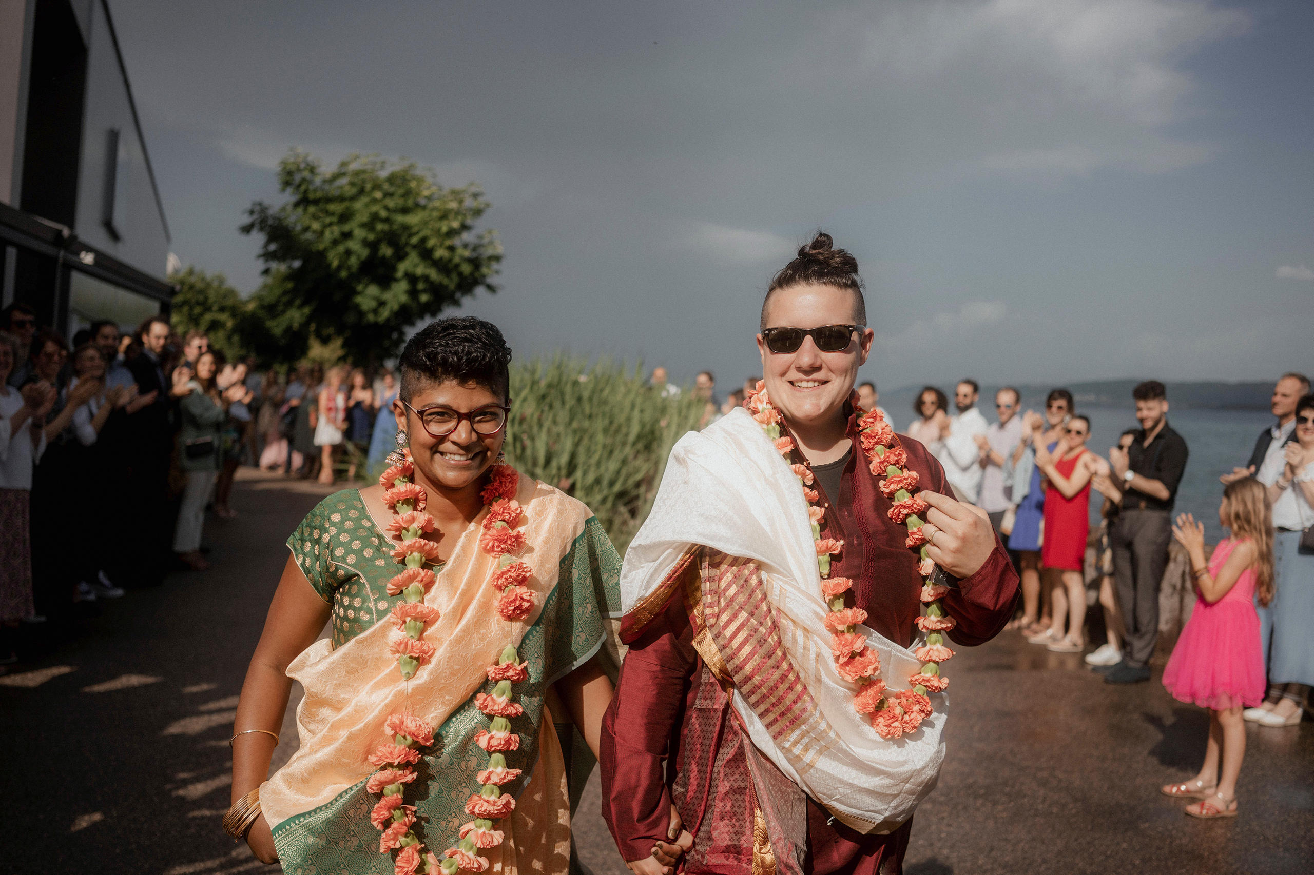 Zwei Frauen in exotischer Festkleidung