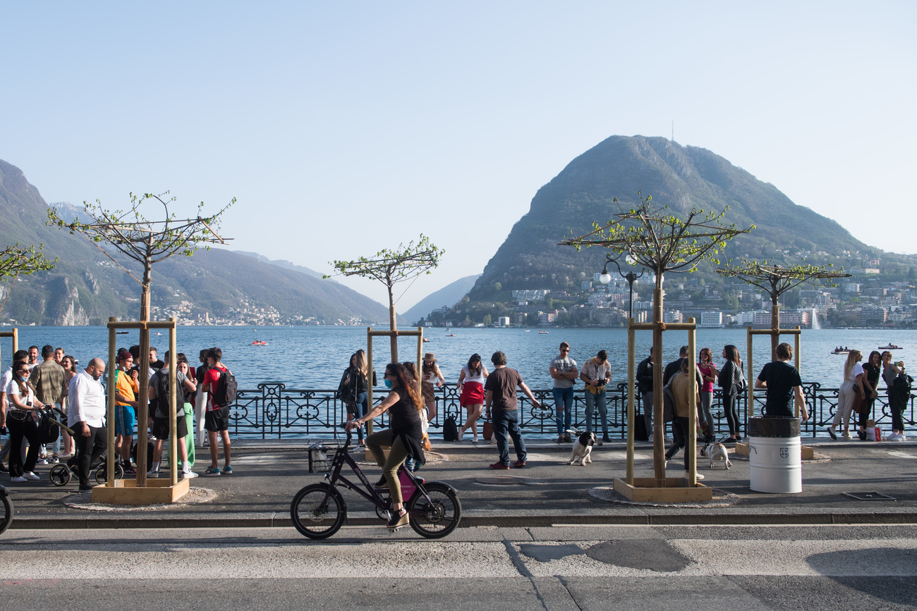 Giovani sul lungolago di Lugano.