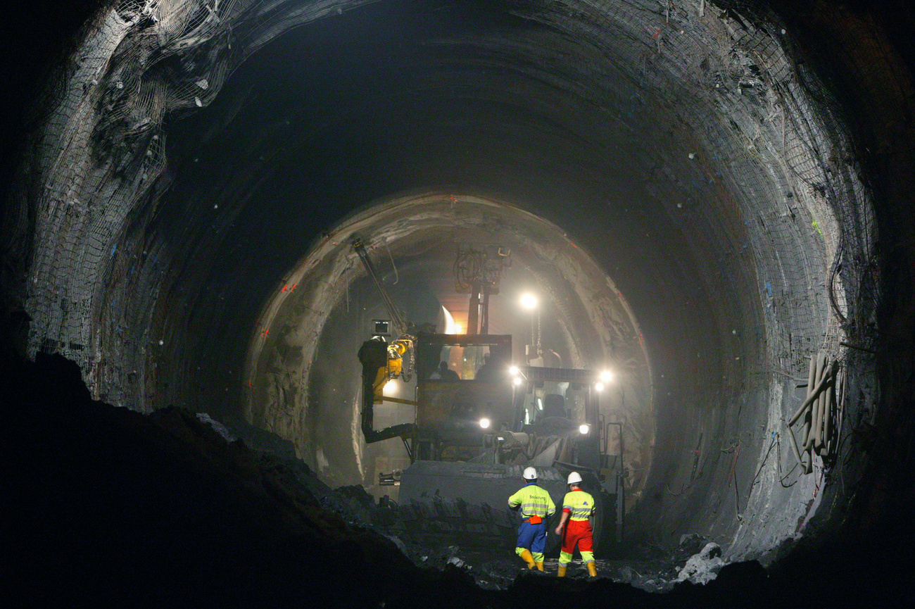 Trabalhadores em um túnel