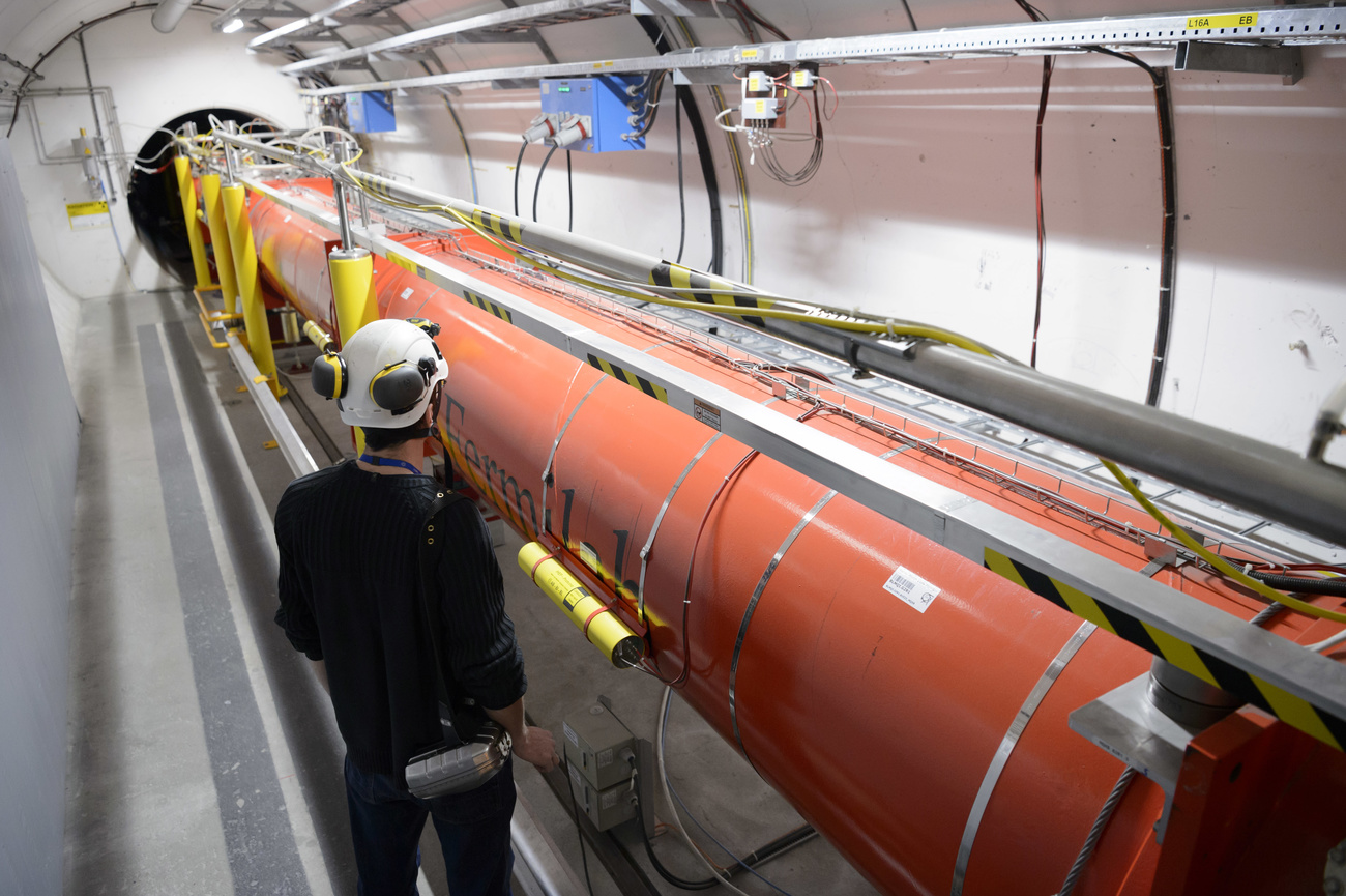 مصادم هادرون الكبير التابع للمنظمة الأوروبية للأبحاث النووية (CERN)