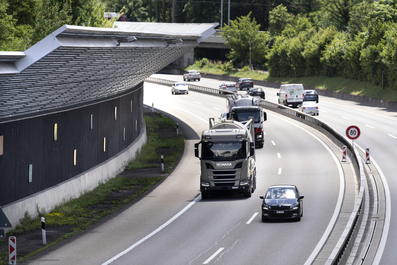 scorcio di autostrada con veicoli
