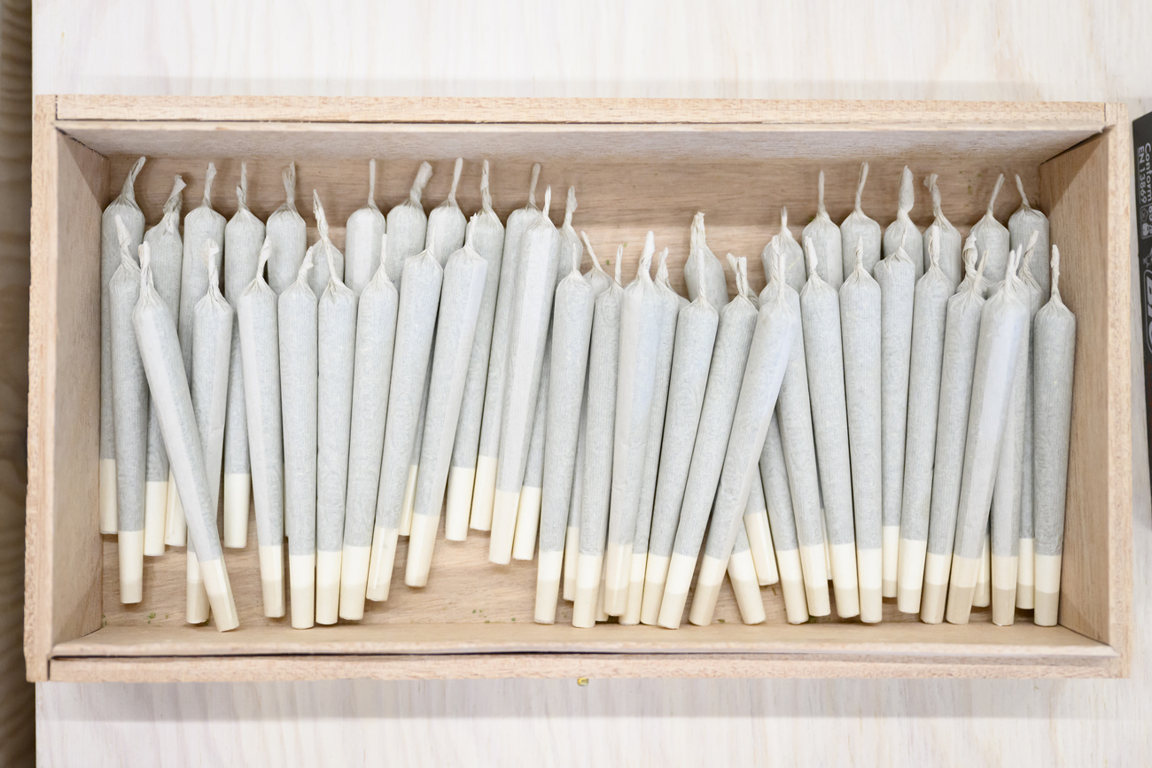 Caixa com cigarros de canábis