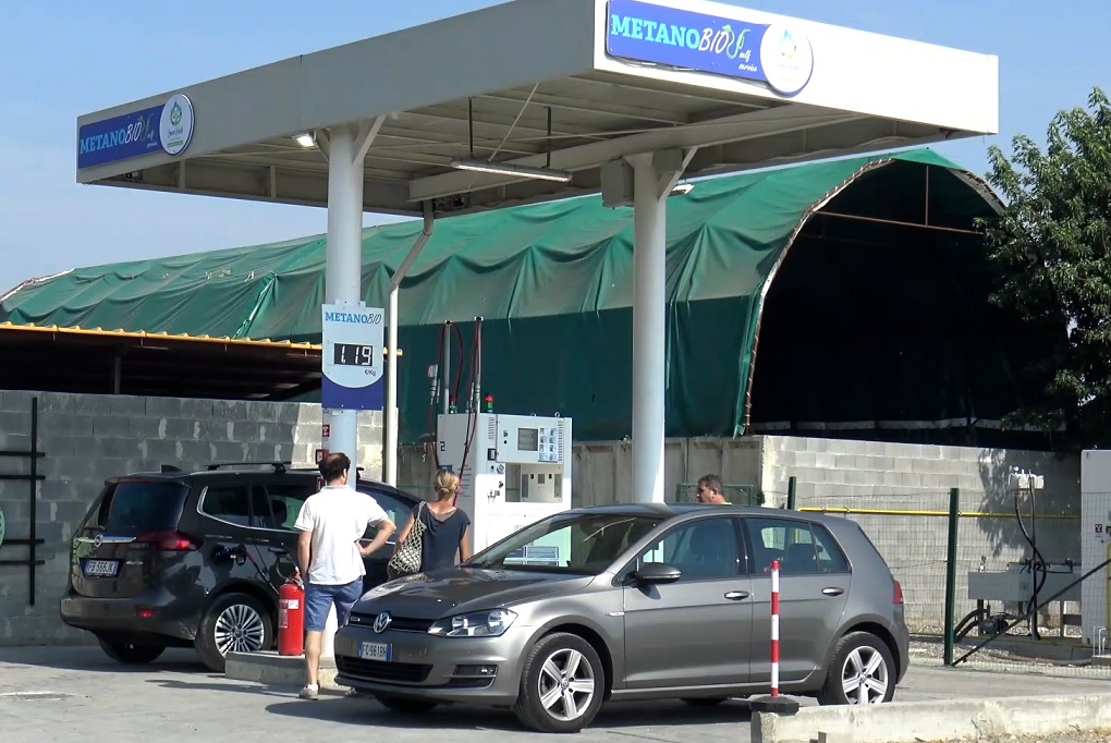auto a una stazione di servizio