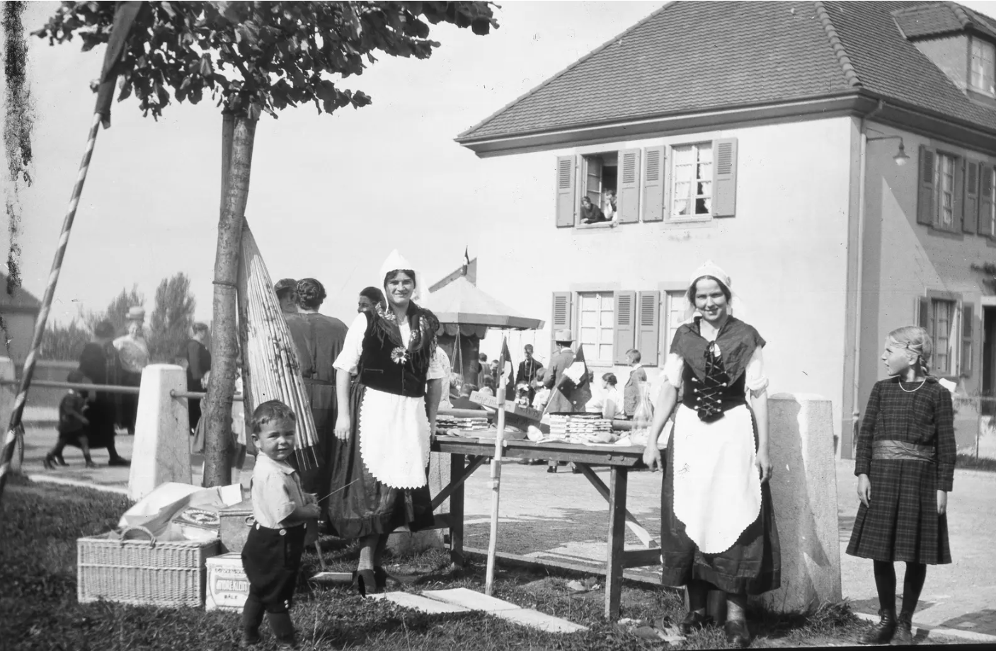 donne al lavoro su una foto in bianco e nero